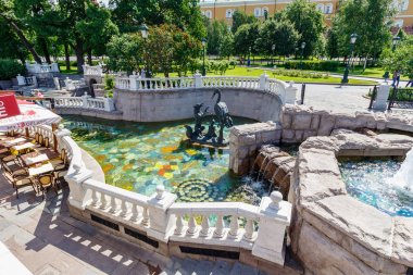 Moskova, Rusya-Haziran 02, 2019: güneşli yaz sabahı masal karakterleri figürleri ile Moskova 'da Manezhnaya Meydanı 'nda Çeşme kompleksi