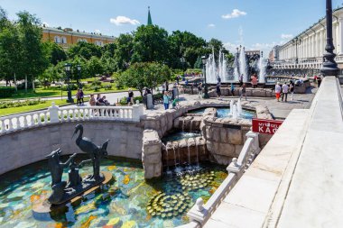 Moskova, Rusya - 02 Haziran 2019: Güneşli yaz sabahında Moskova'daki Manezhnaya Meydanı'nda masal sı karakterlerin yer verdiği çeşmeler