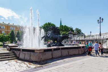 Moskova, Rusya - 02 Haziran 2019: Moskova'daki Manezhnaya Meydanı'nda, güneşli yaz sabahında Aleksandrovskiy Garden'ın arka planında mavi gökyüzüne karşı Çeşme Gayzeri