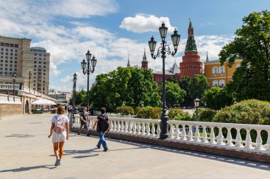 Moskova, Rusya - 02 Haziran 2019: Güneşli yaz sabahında Manezhnaya Meydanı'ndan Beyaz bulutlarla mavi gökyüzüne karşı Aleksandrovskiy Garden ve Moskova Kremlin manzarası