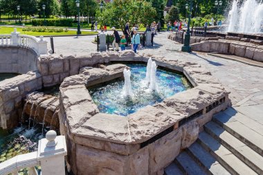 Moskova, Rusya-02 Haziran 2019: mavi gökyüzüne karşı güneşli yaz sabahı Moskova 'da Manezhnaya Meydanı 'nda Çeşme kompleksi