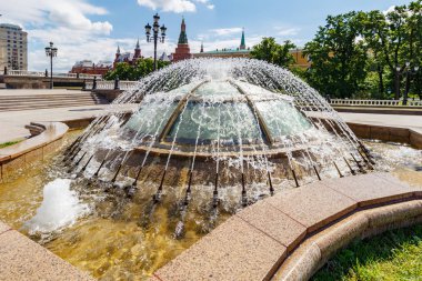 Moskova, Rusya - 02 Haziran 2019: Moskova'daki Manezhnaya Meydanı'nda güneşli yaz sabahında Moskova Kremlin binalarının arka planında kubbe çeşmesi çalışması