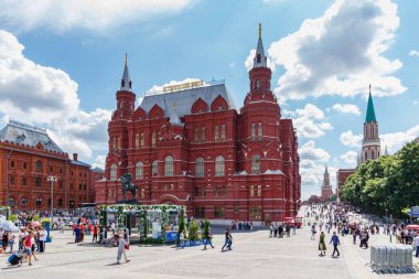 Moskova, Rusya - 02 Haziran 2019: Moskova'da yıllık festival Balık haftası Pavyonlar 2019 Manezhnaya Meydanı'nda güneşli yaz sabahı Devlet Tarih Müzesi karşı