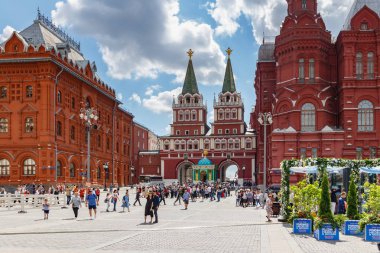 Moskova, Rusya - 02 Haziran 2019: Güneşli yaz sabahı Moskova'daki Manezhnaya Meydanı