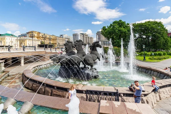 Moscú, Rusia - 02 de junio de 2019: Géiser la fuente principal del complejo de fuentes en la plaza Manezhnaya en Moscú en la soleada mañana de verano — Foto de Stock