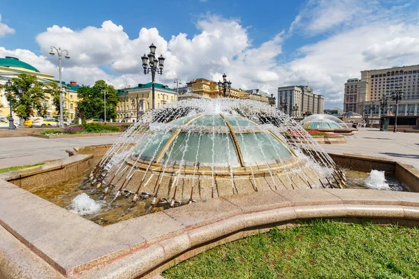 Moscú, Rusia - 02 de junio de 2019: Fuente cúpula en la plaza Manezhnaya en Moscú en la soleada mañana de verano contra el cielo azul con nubes blancas — Foto de Stock