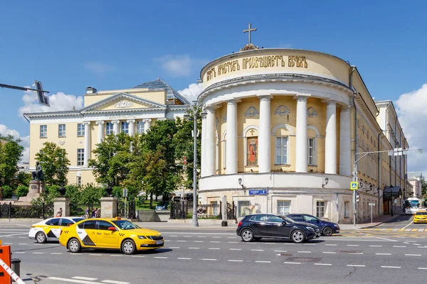 Moskva, Ryssland-juni 02, 2019: House Temple of martyr Tatiana vid Moscow State University på Bolshaya Nikitskaya Street i soliga sommarmorgon mot Blue Sky — Stockfoto