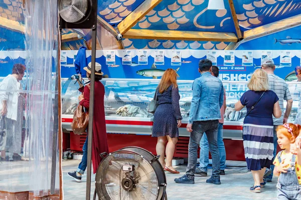Moscú, Rusia - 02 de junio de 2019: Gente cerca del puesto de la tienda de pescado en el pabellón del festival anual Fish week in Moscow 2019 on Manezhnaya Square — Foto de Stock
