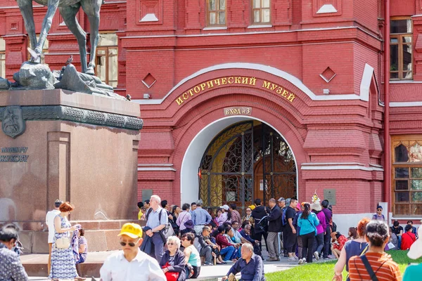 Moscú, Rusia - 02 de junio de 2019: Turistas cerca de la entrada al Museo Histórico Estatal en la Plaza Manezhnaya en Moscú en la soleada mañana de verano — Foto de Stock