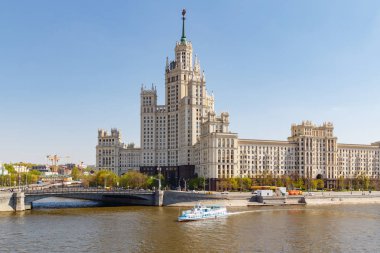 Moskova, Rusya-Mayıs 01, 2019: güneşli bahar sabahı Moskova 'da Kotelnicheskaya dolgu üzerinde yüksek katlı görünümü