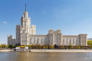 Moskova, Rusya-Mayıs 01, 2019: Moskova 'da Kotelnicheskaya Embankment üzerinde Stalin gökdelen güneşli bahar sabahı Moskva nehrinin bir arka planda