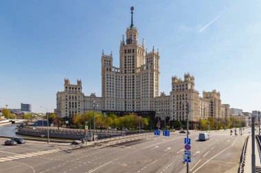 Moskova, Rusya-01 Mayıs 2019: Sunny bahar sabahı Moskova 'da Kotelnicheskaya Embankment üzerinde Malyi Ustyinskiy Köprüsü ve Stalin gökdelen görünümü