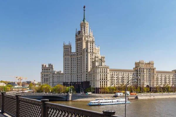 Moscou, Russie - 01 mai 2019 : gratte-ciel de Staline sur Kotelnicheskaya Embankment à Moscou contre le ciel bleu par une matinée ensoleillée. Vue depuis le pont Bolshoy Ustyinskiy — Photo