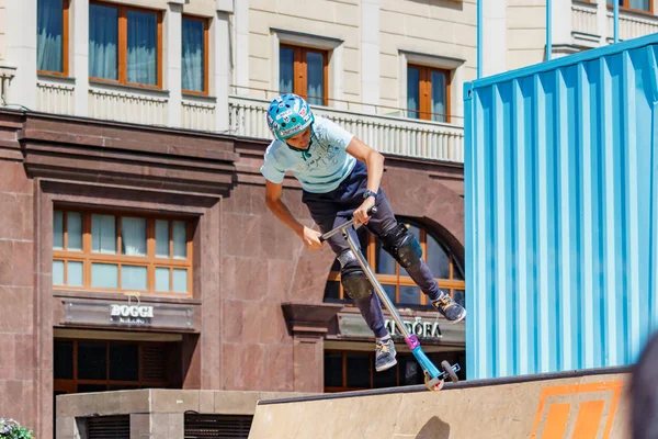 Moscou, Rússia - 02 de junho de 2019: Jovens pilotos de terra plana em scooters esportivos executam truques na rampa na Praça Manezhnaya, em Moscou, no dia ensolarado de verão. Festival Semana de peixe em Moscou 2019 — Fotografia de Stock