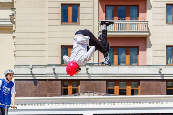 モスクワ、ロシア - 6月 02, 2019: スポーツスクーターの若いフラットランドライダーは、晴れた夏の日にモスクワのマネズナヤ広場のランプでトリックを行います.モスクワのフェスティバルフィッシュウィーク 2019 — ストック写真