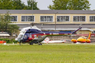 Balashikha, Moskova bölgesi, Rusya - 25 Mayıs 2019: Sovyet helikopteri mi-2u Rf-00522 ile helikopter yarışları Havacılık festivali Sky Theory and Practice 2019'da Chyornoe havaalanında