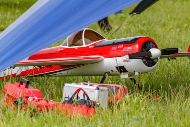 Balashikha, Moskova Bölgesi, Rusya-25 Mayıs 2019: yeşil çim üzerinde benzinli motor ile akrobasi uçak yak-55 büyük ölçekli radyo kontrollü modeli. Havacılık Festivali gökyüzü teorisi ve uygulama 2019