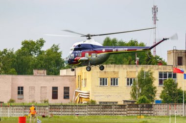 Balashikha, Moskova bölgesi, Rusya - 25 Mayıs 2019: Sovyet helikopteri mi-2u Rf-00522 ile helikopter yarışları Havacılık festivali Sky Theory and Practice 2019'da Chyornoe havaalanında