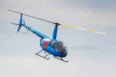 Balashikha, Moskova bölgesi, Rusya - 25 Mayıs 2019: Helikopterle helikopter yarışları Robinson R44 Raven Ra-06227 Havacılık festivali Sky Theory and Practice 2019'da Chyornoe havaalanında