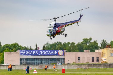 Balashikha, Moskova bölgesi, Rusya - 25 Mayıs 2019: Sovyet helikopteri mi-2u Rf-00522 ile helikopter yarışları Havacılık festivali Sky Theory and Practice 2019'da Chyornoe havaalanında