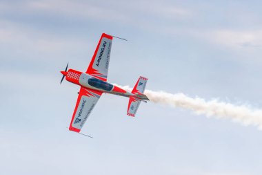 Balashikha, Moskova bölgesi, Rusya - 25 Mayıs 2019: Spor uçağı Extra 330lx Ra-1758g üzerinde uçak sporları Svetlana Kapanina mutlak dünya şampiyonu Chyornoe havaalanı üzerinde akrobasi gerçekleştirir
