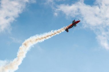 Balashikha, Moskova bölgesi, Rusya - 25 Mayıs 2019: Spor uçağı Extra 330lx Ra-1758g üzerinde uçak sporları Svetlana Kapanina mutlak dünya şampiyonu Chyornoe havaalanı üzerinde akrobasi gerçekleştirir