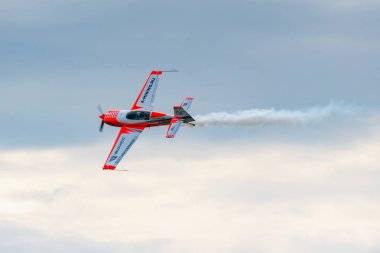 Balashikha, Moskova bölgesi, Rusya - 25 Mayıs 2019: Spor uçağı Extra 330lx Ra-1758g üzerinde uçak sporları Svetlana Kapanina mutlak dünya şampiyonu Chyornoe havaalanı üzerinde akrobasi gerçekleştirir