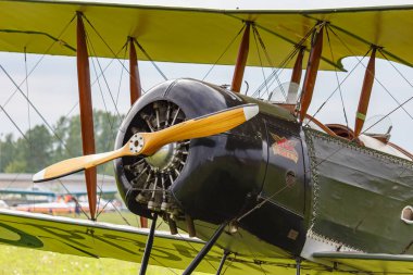Balashikha, Moskova Bölgesi, Rusya-25 Mayıs, 2019: pilot kabin ve Havacılık festivalinde ilk Dünya Savaşı closeup restore uçakların pervanesi ile motor gökyüzü teorisi ve uygulama 2019