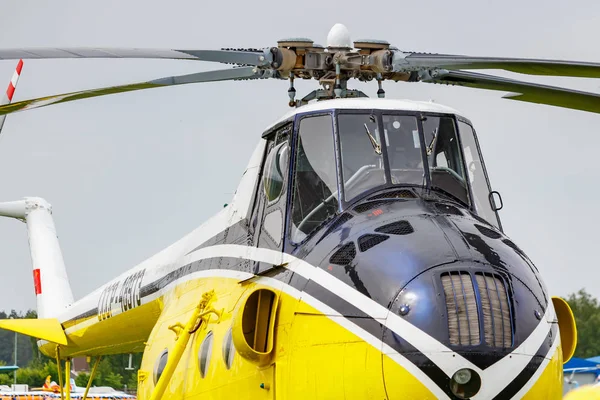 Balashikha, Moscow Region, Rusland-25 mei 2019: Sovjet multifunctionele helikopter mi-4a close-up op vliegveld Chyornoe op de luchtvaart Festival hemel theorie en praktijk 2019 — Stockfoto