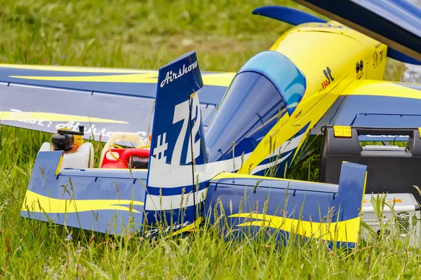 Balashikha, région de Moscou, Russie - 25 mai 2019 : Modèle RC à grande échelle d'avion acrobatique Extra-330SC avec moteur à essence en gros plan sur une pelouse verte. Festival aéronautique Sky Theory and Practice 2019 — Photo