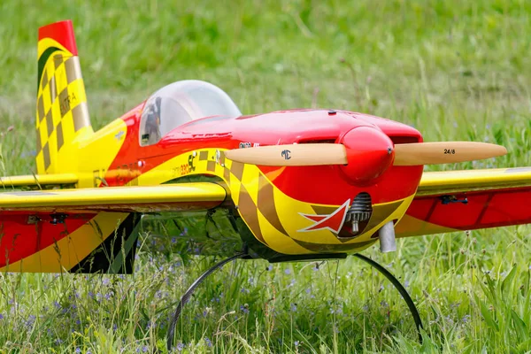 Balaschikha, moskauer region, russland - 25. Mai 2019: groß angelegtes rc-modell von kunstflugzeugen extra-330sc mit benzinmotor in nahaufnahme auf einem grünen rasen. Luftfahrtfestival Himmel Theorie und Praxis 2019 — Stockfoto