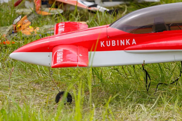 Balashikha, région de Moscou, Russie - 25 mai 2019 : Modèle radiocommandé d'avions de sport en gros plan sur une pelouse verte. Festival aéronautique Sky Theory and Practice 2019 — Photo