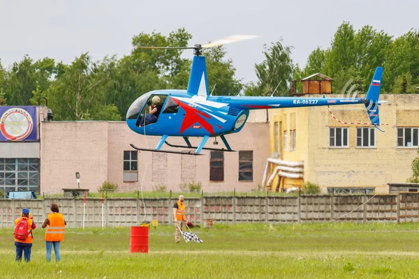 Balaschikha, moskauer region, russland - 25. Mai 2019: helikopterrennen mit hubschrauber robinson r44 rabe ra-06227 beim flugfestival himmel theorie und praxis 2019 auf flugplatz chyornoe — Stockfoto