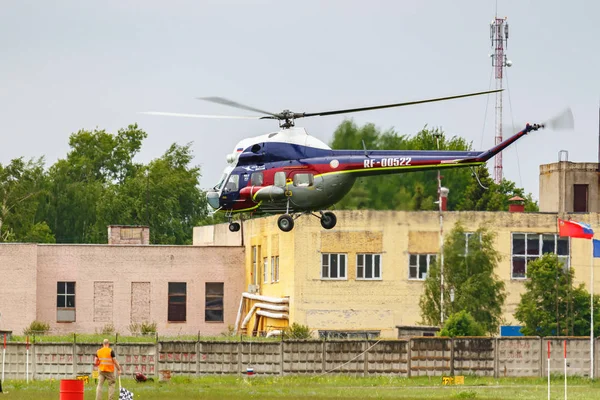 Balashikha, Moscow Region, Rusland-mei 25, 2019: helikopter races door Sovjet-helikopter mi-2U RF-00522 op de luchtvaart Festival Sky Theory en Practice 2019 op Airfield Chyornoe — Stockfoto