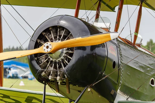 Balashikha, région de Moscou, Russie - 25 mai 2019 : Cabine de pilote et moteur à hélice d'avions restaurés de la première guerre mondiale en gros plan au festival de l'aviation Sky Theory and Practice 2019 — Photo