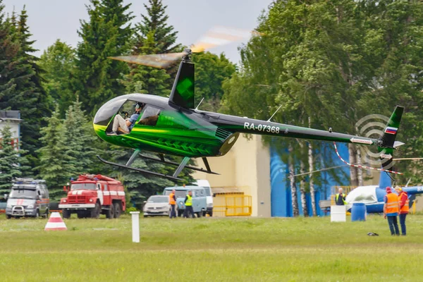 Balashikha, región de Moscú, Rusia - 25 de mayo de 2019: carreras de helicópteros en helicóptero Robinson R44 Raven RA-07368 en el festival de aviación Sky Theory and Practice 2019 en el aeródromo Chyornoe — Foto de Stock