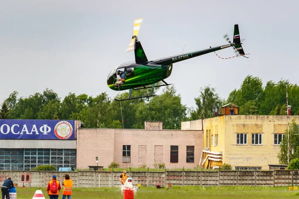 Balashikha, Moscow Region, Rusland-25 mei 2019: helikopter races per helikopter Robinson R44 Raven Ra-07368 op de Aviation Festival Sky theorie en praktijk 2019 op Airfield Chyornoe — Stockfoto