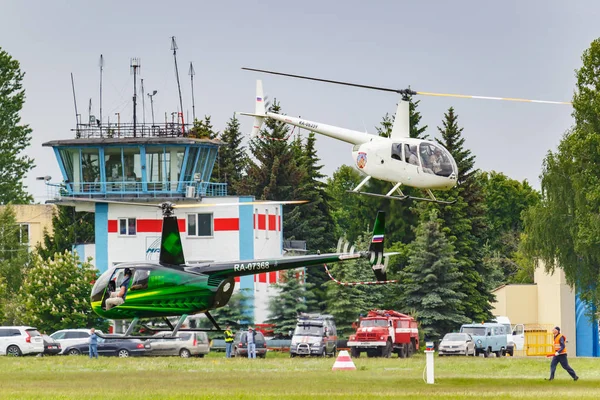 Balashikha, región de Moscú, Rusia - 25 de mayo de 2019: carreras de helicópteros en helicóptero Robinson R44 Raven RA-06359 en el festival de aviación Sky Theory and Practice 2019 en el aeródromo Chyornoe — Foto de Stock
