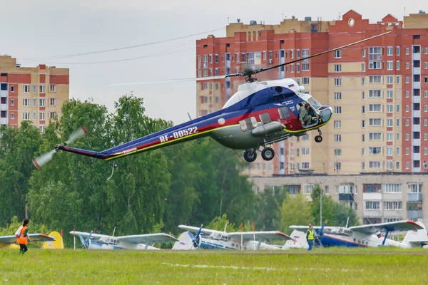 Balashikha, Moscow Region, Rusland-mei 25, 2019: helikopter races door Sovjet-helikopter mi-2U RF-00522 op de luchtvaart Festival Sky Theory en Practice 2019 op Airfield Chyornoe — Stockfoto