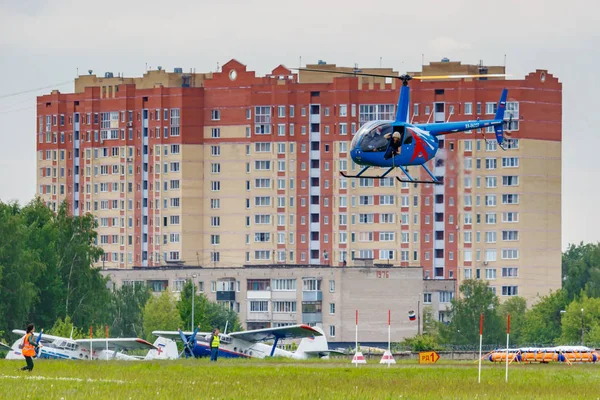 Balashikha, región de Moscú, Rusia - 25 de mayo de 2019: carreras de helicópteros en helicóptero Robinson R44 Raven RA-06227 en el festival de aviación Sky Theory and Practice 2019 en el aeródromo Chyornoe — Foto de Stock