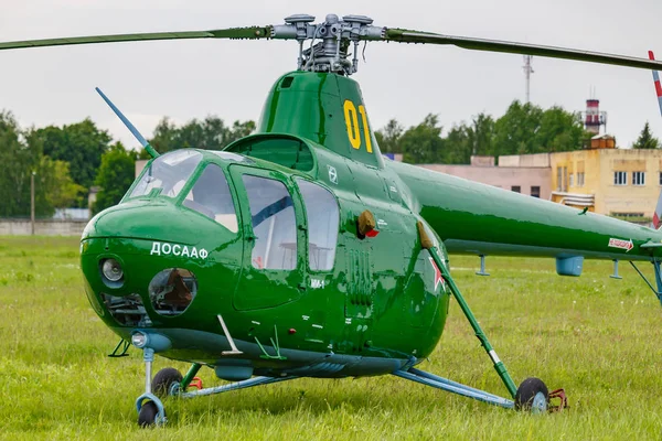 Balashikha, Moscow Region, Rusland-25 mei 2019: Sovjet multifunctionele helikopter Mi-1 geparkeerd op een groen gras van vliegveld Chyornoe op de luchtvaart Festival hemel theorie en praktijk 2019 — Stockfoto