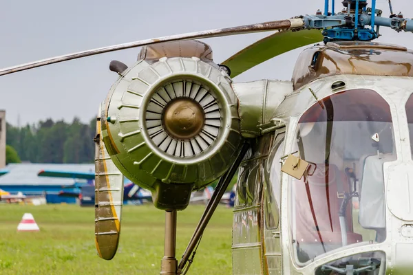 Balashikha, Moscow Region, Rusland-25 mei 2019: motor van de Sovjet-multifunctionele helikopter Kamov Ka-26 close-up op vliegveld Chyornoe op de luchtvaart Festival Sky theorie en praktijk 2019 — Stockfoto
