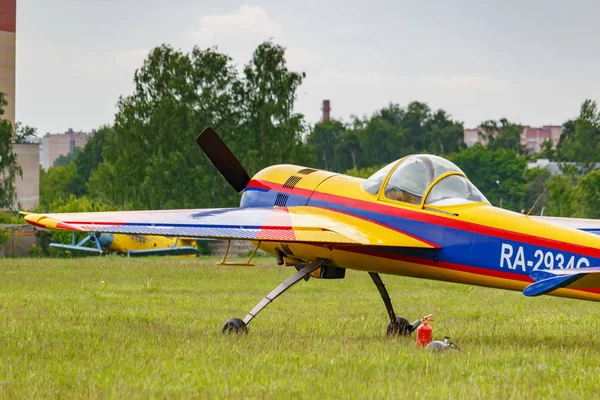 Balashikha, Moscow Region, Rusland-25 mei 2019: Russische sport-en acrobatische vliegtuigen SP-55f Ra-2934g geparkeerd op een groen gras van vliegveld Chyornoe op Aviation Festival Sky theorie en praktijk 2019 — Stockfoto