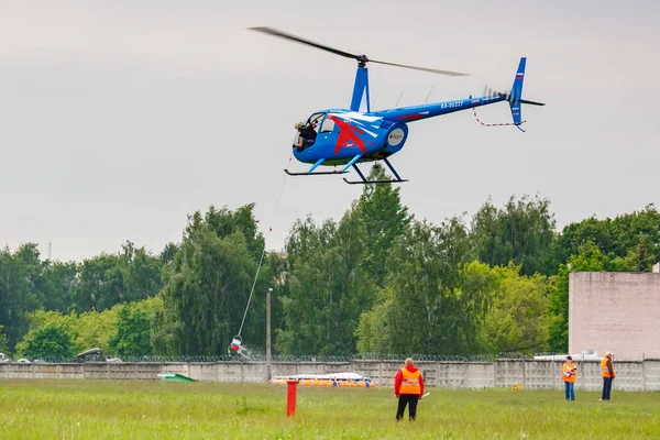 Balashikha, Moscow Region, Rusland-25 mei 2019: helikopter races per helikopter Robinson R44 Raven Ra-06227 op de Aviation Festival Sky theorie en praktijk 2019 op Airfield Chyornoe — Stockfoto