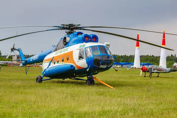 Balashikha, Moscow Region, Rusland-25 mei 2019: Sovjet multifunctionele helikopter mi-8t up-Mi841 geparkeerd op een groen gras van vliegveld Chyornoe op de luchtvaart Festival hemel theorie en praktijk 2019 — Stockfoto