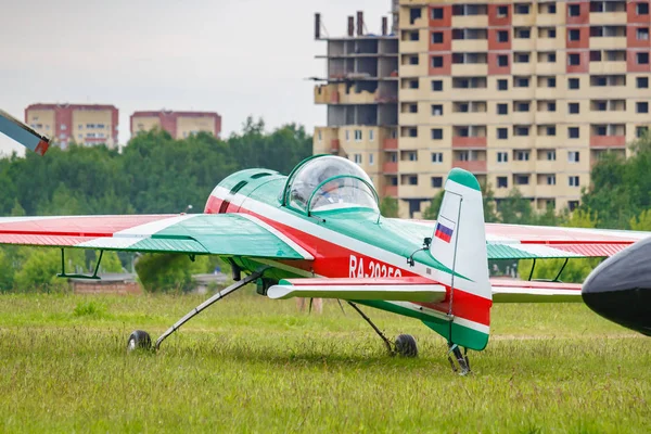 Balashikha, Moscow Region, Rusland-25 mei 2019: Russische acrobatische vliegtuigen Yakovlev Yak-55m Ra-2935g geparkeerd op een groen gras van vliegveld Chyornoe op Aviation Festival Sky theorie en praktijk 2019 — Stockfoto