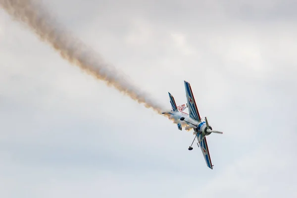 バラシカ、モスクワ地域、ロシア - 2019年5月25日:ロシアのスポーツと曲技飛行航空機Sp-55m Ra-2937gは、航空祭スカイ理論と実践2019でチョルノエ飛行場の上に曲技飛行を行います — ストック写真