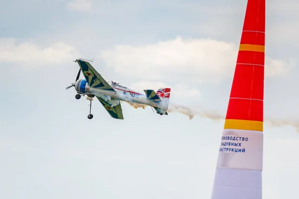 バラシカ、モスクワ地域、ロシア - 2019年5月25日:ロシアのスポーツと曲技飛行航空機Sp-55m Ra-2937gは、航空祭スカイ理論と実践2019でチョルノエ飛行場の上に曲技飛行を行います — ストック写真