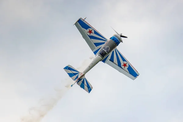 バラシカ、モスクワ地域、ロシア - 2019年5月25日:ロシアのスポーツと曲技飛行航空機Sp-55m Ra-2937gは、航空祭スカイ理論と実践2019でチョルノエ飛行場の上に曲技飛行を行います — ストック写真