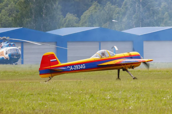 Balashikha, Moscow Region, Rusland-25 mei 2019: Russische sport-en acrobatische vliegtuigen SP-55f Ra-2934g voorbereiding voor start op Chyornoe Airfield op Aviation Festival Sky theorie en praktijk 2019 — Stockfoto